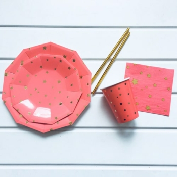 Disposable Party Tableware for 8 — Red Stars